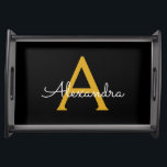 Black Gold Modernes Script Giron Monogram Name Serviertablett<br><div class="desc">Schwarz und Gold Einfache Script Monogram Name Place Serviertablett. Dies macht den perfekten Abschluss,  Geburtstag,  Hochzeit,  Brautparty,  Jubiläum,  Babydusche oder Junggeselinnen-Abschied Geschenk für jemanden,  die Lieben glamourösen Luxus und schicke Stile.</div>