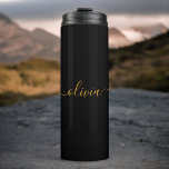 Black Gold Modernes Script Giron Monogram Name Thermosbecher<br><div class="desc">Black und Gold einfache Skript Monogram Name Trink Tumbler. Das macht den perfekten 16 Geburtstag,  Hochzeit,  Brautparty,  Jubiläum,  Babydusche oder Junggeselinnen-Abschied Geschenk für jemanden,  der Lieben glamourösen Luxus und schicke Stile.</div>