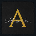 Black Gold Modernes Script Giron Monogram Name Töpfeuntersetzer<br><div class="desc">Schwarz und Gold einfache Script Monogram Name Trivet Stone. Dies macht den perfekten Abschluss,  Geburtstag,  Hochzeit,  Brautparty,  Jubiläum,  Babydusche oder Junggeselinnen-Abschied Geschenk für jemanden,  die Lieben glamourösen Luxus und schicke Stile.</div>