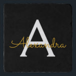 Black Gold Modernes Script Giron Monogram Name Töpfeuntersetzer<br><div class="desc">Schwarz und Gold einfache Script Monogram Name Trivet Stone. Dies macht den perfekten Abschluss,  Geburtstag,  Hochzeit,  Brautparty,  Jubiläum,  Babydusche oder Junggeselinnen-Abschied Geschenk für jemanden,  die Lieben glamourösen Luxus und schicke Stile.</div>