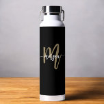 Black Gold Modernes Script Giron Monogram Name Trinkflasche<br><div class="desc">Bleibe im Stil mit der Black and Gold Moderne Script Girly Monogram Name Water Flasche. Mit einem eleganten Schwarz-Design und einem fett-goldenen Monogramm in einem modernen Script-Schriftart ist diese Wasserflasche die perfekte Mischung aus Luxus und Funktionalität. Aus langlebigen, Öko-freundlichen Materialien, behalte es Ihre Getränke cool und erfrischend und fügt eine...</div>