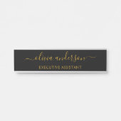 Black Gold Modernes Script Giron Monogram Name Türschild (Vorderseite )