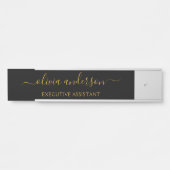 Black Gold Modernes Script Giron Monogram Name Türschild (Vorderseite )