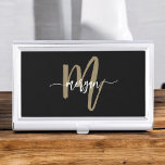 Black Gold Modernes Script Giron Monogram Name Visitenkarten Dose<br><div class="desc">Erhöhen Sie Ihren beruflichen Stil mit dem Black and Gold Modern Script Girly Monogram Name Business Card Case. Mit seiner eleganten schwarzen Fassade und einem fett-goldenen Monogramm in einem modernen Script-Schriftart fügt dieser Fall Ihren geschäftlichen Wesentlichkeiten eine Touch Luxus hinzu. Aus langlebigem, hochwertigem Material gefertigt, behalte es Ihre Visitenkarten organisiert...</div>
