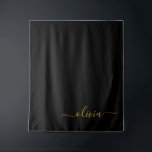 Black Gold Modernes Script Giron Monogram Name Wandteppich<br><div class="desc">Einfache Monogrammname und erste Tapestry für Schwarz und Gold. Das macht den perfekten 16 Geburtstag,  Hochzeit,  Brautparty,  Jubiläum,  Babydusche oder Junggeselinnen-Abschied Geschenk für jemanden,  der Lieben glamourösen Luxus und schicke Stile.</div>