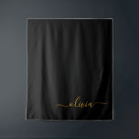 Black Gold Modernes Script Giron Monogram Name Wandteppich<br><div class="desc">Einfache Monogrammname und erste Tapestry für Schwarz und Gold. Das macht den perfekten 16 Geburtstag,  Hochzeit,  Brautparty,  Jubiläum,  Babydusche oder Junggeselinnen-Abschied Geschenk für jemanden,  der Lieben glamourösen Luxus und schicke Stile.</div>