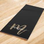 Black Gold Modernes Script Giron Monogram Name Yogamatte<br><div class="desc">Verbessern Sie Ihre Yogapraxis mit der Black and Gold Modern Script Girly Monogram Name Yoga Mat. Mit einem eleganten Schwarz-Design und einem fett-goldenen Monogramm in einem modernen Script-Schriftart kombiniert diese Matte Luxus und Personalisierung, um jede Session zu einem besonderen Gefühl zu machen. Die rutschfeste Oberfläche sorgt für Stabilität und Unterstützung,...</div>