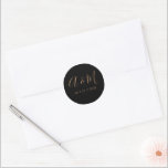 Black Gold Monogram Elegante Wedding Runder Aufkleber<br><div class="desc">Unsere "Moderne Minimalistische Mongram Wedding" bietet elegante handgeschriebene Skriptmonogramme und einen serifenlosen Schriftart in einem modernen Layout mit unterschiedlichen Farbhintergründen für Ihre ganzjährige Hochzeit. Karo in unserem Shop für weitere Artikel aus dieser Kollektion.</div>