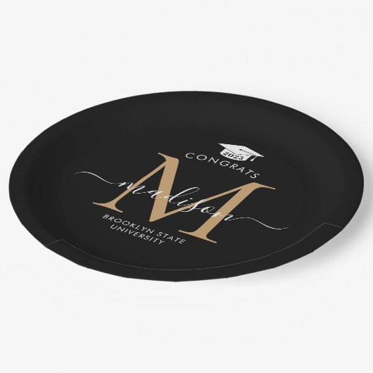 Black Gold Monogram Graduate Cap Party Abschluss Pappteller (Schrägansicht)