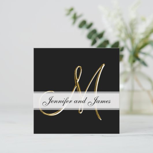 Black Gold Monogram M Hochzeitseinladung Einladung (Stehend Vorderseite)