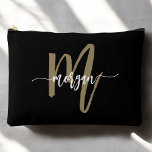 Black Gold Monogram Name Girl's Script Zubehörtasche<br><div class="desc">Behalt deine Essentials, die stilvoll mit dem Black Gold Monogram Name Girl's Script Accessory Pouch organisiert wurden. Mit einem schwarzen Hintergrund mit einem personalisierten Goldmonogramm in einem eleganten Skript eignet sich dieser schicke Beutel hervorragend für Make-up, Schreibwaren, technische Accessoires oder kleine tägliche Essentials. Das kompakte und langlebige Design macht es...</div>