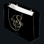 Black Gold Monogram Personalisiert Bridesmaid Große Geschenktüte<br><div class="desc">Dieser personalisierte,  schwarze Bräunungsbeutel ist mit dem Namen der personalisierten Brautjungfrau,  dem kalligraphischen Monogramm in Goldfarbe und dem Hochzeitstermin ausgestattet. Ändern Sie den Hintergrund und die Schriftart-Farben ganz einfach,  wenn Sie möchten.</div>