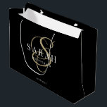 Black Gold Monogram Personalisiert Bridesmaid Große Geschenktüte<br><div class="desc">Dieser personalisierte,  schwarze Bräunungsbeutel ist mit dem Namen der personalisierten Brautjungfrau,  dem kalligraphischen Monogramm in Goldfarbe und dem Hochzeitstermin ausgestattet. Ändern Sie den Hintergrund und die Schriftart-Farben ganz einfach,  wenn Sie möchten.</div>