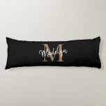 Black Gold Monogram Script Neuer Jahrestag Seitenschläferkissen<br><div class="desc">Schwarzes Gold Monogram Script neu verheiratete Jubiläumskörperkissen. Dieses elegante Kissen mit individuellem Monogramm und eigenem Namen ist einfach zu personalisieren.</div>