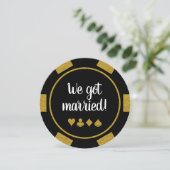 Black Gold Poker Chip Las Vegas Wedding Eloped Einladung (Stehend Vorderseite)
