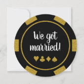 Black Gold Poker Chip Las Vegas Wedding Eloped Einladung (Vorderseite)