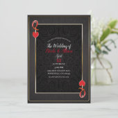 Black Gold & Red Queen of Hearts Elegante Hochzeit Einladung (Stehend Vorderseite)