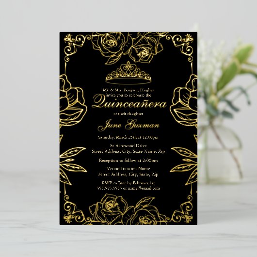 Black Gold Rose Garden Quinceanera Folieneinladung (Stehend vorne)