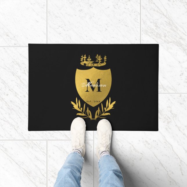 Black & Gold Royal Emblem Shield Monogram Fußmatte (Indoor)