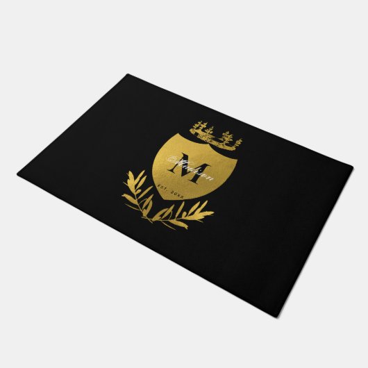 Black & Gold Royal Emblem Shield Monogram Fußmatte (Schrägansicht)