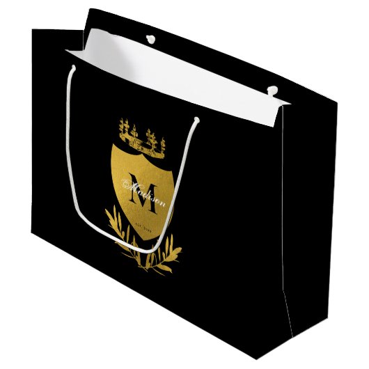 Black & Gold Royal Emblem Shield Monogram Große Geschenktüte (Vorderseite Schrägansicht)