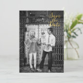 Black & Gold Save the Date Typografie Einladung (Stehend Vorderseite)