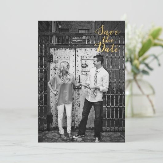 Black & Gold Save the Date Typografie Einladung (Stehend Vorderseite)