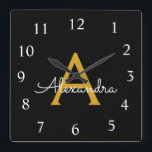 Black Gold Script Monogram Girlaname Quadratische Wanduhr<br><div class="desc">Die Name-Uhr für das Monogramm-Gold und das Schwarze Script. Das macht den perfekten 16 Geburtstag,  Hochzeit,  Brautparty,  Jubiläum,  Babydusche oder Junggeselinnen-Abschied Geschenk für jemanden,  der Lieben glamourösen Luxus und schicke Stile.</div>