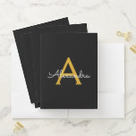Black Gold Simple Modern Script Monogram Girl Bewerbungsmappe<br><div class="desc">Black and Gold Simple Modern Script Monogram Name Pocket Folder Das macht den perfekten 16 Geburtstag,  Hochzeit,  Brautparty,  Jubiläum,  Babydusche oder Junggeselinnen-Abschied Geschenk für jemanden,  der Lieben glamourösen Luxus und schicke Stile.</div>