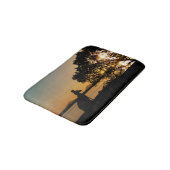 Black & Gold Sunset Kangaroo Tree Silhouette Badematte (Schrägansicht)