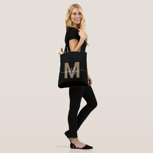 Black Gold Trendy Modern Script Name Monogram Tasche (Am Model)