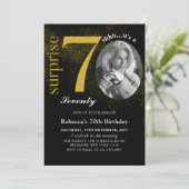 Black Gold Überraschung 70. Geburtstag Foto Einlad Einladung (Stehend Vorderseite)