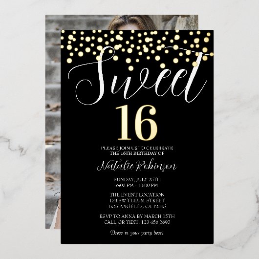 Black Gold und White Sweet 16 Confetti mit Foto Folieneinladung (Vorderseite/Rückseite)