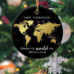 Black & Gold World Map Lehrer Anerkennung Keramik Ornament<br><div class="desc">Lass dem Lehrer deines Kindes,  wie sehr sie mit diesem stilvollen Schwarz-Gold-Weihnachtsschmuck geschätzt werden. Design mit modernem schwarzem Hintergrund mit einer Goldkarte für Imitate und dem Text 'ADD NAME' - verändert die Welt ein Kind nach dem anderen!</div>