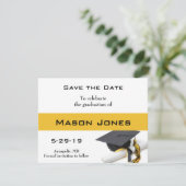 Black Gold Yellow Graduation Cap und Tassel Custom Save The Date (Stehend Vorderseite)
