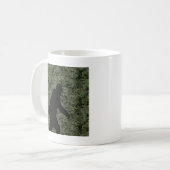 Black Gone Squatchin Woodland Digital Camouflage Kaffeetasse (Vorderseite Links)