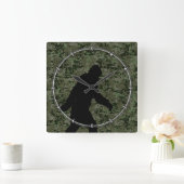 Black Gone Squatchin Woodland Digital Camouflage Quadratische Wanduhr (Zuhause)