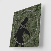 Black Gone Squatchin Woodland Digital Camouflage Quadratische Wanduhr (Winkel)