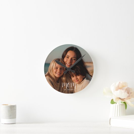 Black Graceful Script Mom Established Photo Runde Wanduhr (Zuhause)