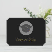 Black Grad Cap-Klasse der 20xx Graduation Party Einladung (Stehend Vorderseite)