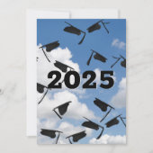 Black Graduation Caps 2025 in Sky Einladung (Vorderseite)
