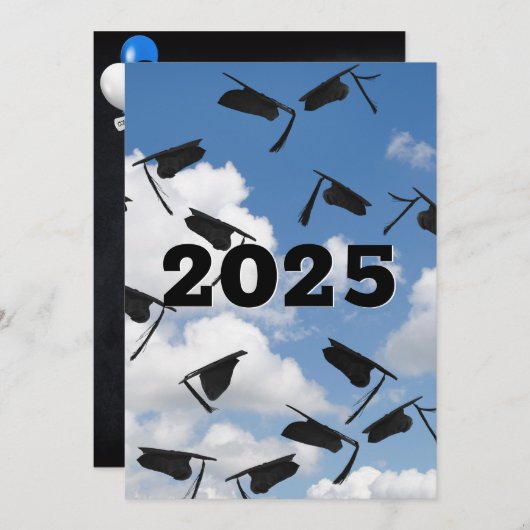 Black Graduation Caps 2025 in Sky Einladung (Vorne/Hinten)