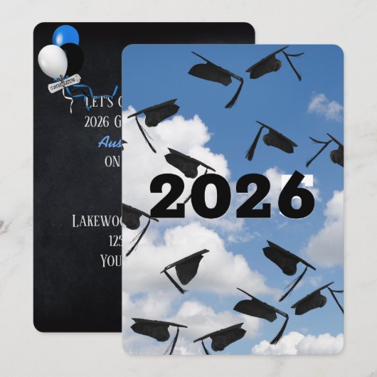 Black Graduation Caps 2025 in Sky Einladung (Vorne/Hinten)