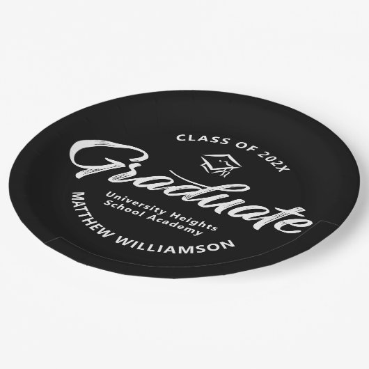 Black Graduation White Bold Retro Script Cap Icon Pappteller (Schrägansicht)