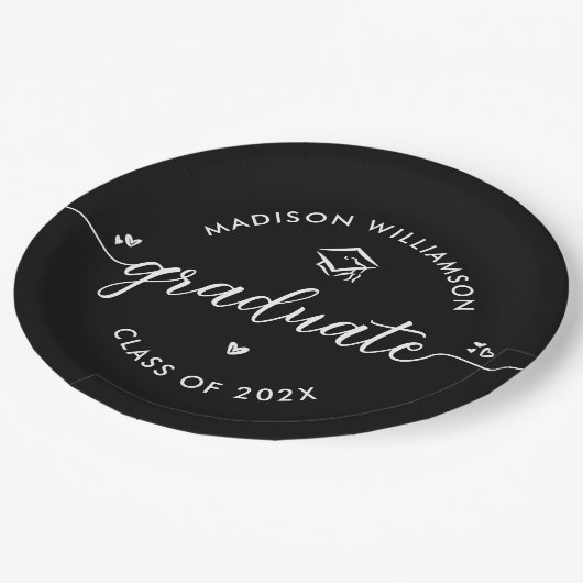 Black Graduation White Modern Script Hearts Cap Pappteller (Schrägansicht)