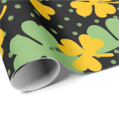 Black Green Clover Kleeblatt St. Patrick's Day Geschenkpapier (Rolleneckpunkt)
