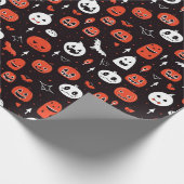 Black Halloween Pattern with pumpkins and ghosts Geschenkpapier (Ecke)