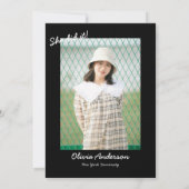 Black Hand Drawn Bow Sie tat es Foto Grad Party Einladung (Rückseite)