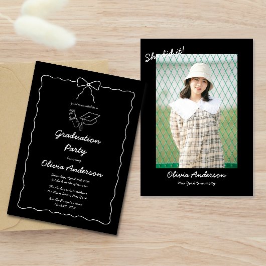 Black Hand Drawn Bow Sie tat es Foto Grad Party Einladung