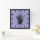 Black Haunted House on Purple Background Quadratische Wanduhr (Zuhause)